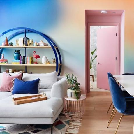 غرفة معيشة ملونة مع كرسي أزرق