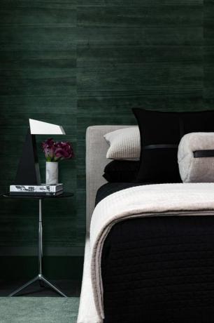 spálňa, čierne posteľné obliečky, zelené obklady stien