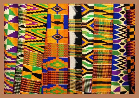 Tkanina kente jest wyświetlana we wschodniej Ghanie