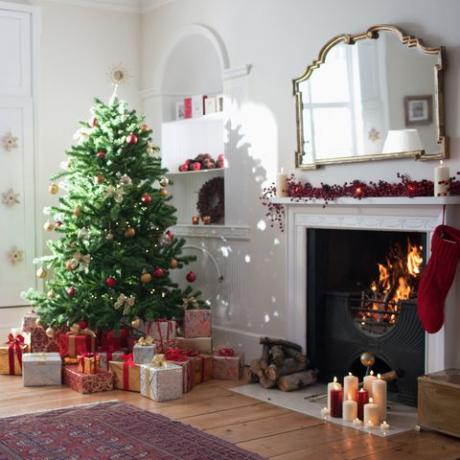 kerstboom omringd met cadeautjes