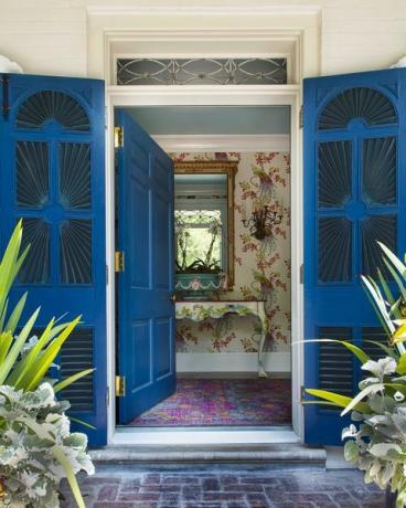 είσοδος με μπλε πόρτα