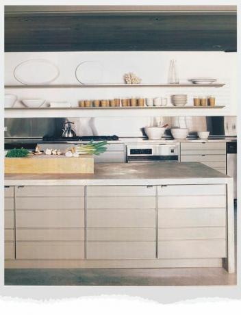 Küche mit offenen Regalen