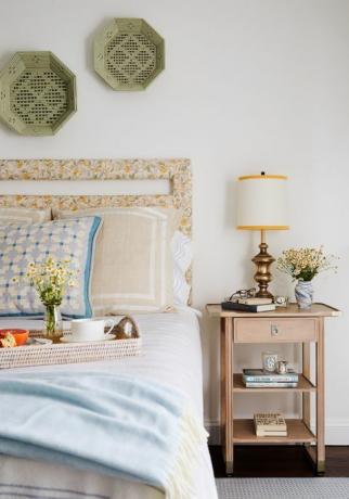 slaapkamer, frame met bloemenkop, kunstwerk met groene plaat
