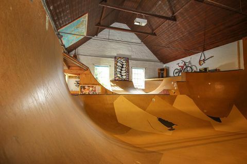 prerobená dedinská hala s vlastným skateparkom je na predaj v norfolku