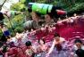 Ez a japán gyógyfürdő úszhat egy vörösboros medencében