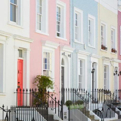 Värikkäitä englantilaisia ​​talojen julkisivuja, pastellin vaaleita värejä Lontoossa