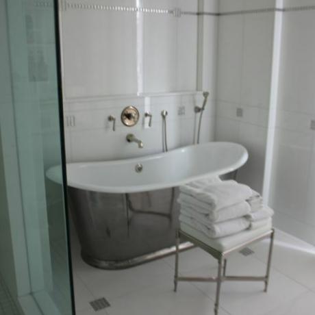 badkamer met zilveren bad