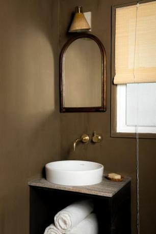 современная шоколадно-коричневая ванная комната