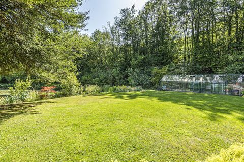 Hermosa casa de época con jardines gloriosos y un estanque para remar está a la venta en East Hampshire