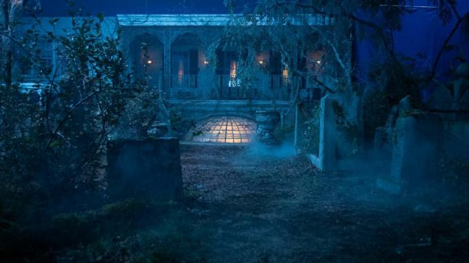 et stillbillede fra sættet af Disney's Haunted Mansion foto af Jalen Marlowe © 2023 disney enterprises, inc. Alle rettigheder forbeholdes