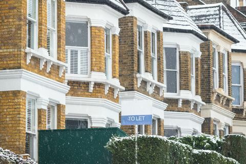 Schild außerhalb von Reihenhäusern bei Schneefall um Crouch End Area im Norden Londons angezeigt zu lassen?