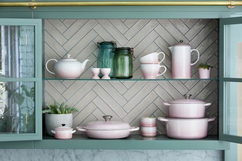 „Le Creuset“ apvalios rožinės virtuvės reikmenų kolekcija