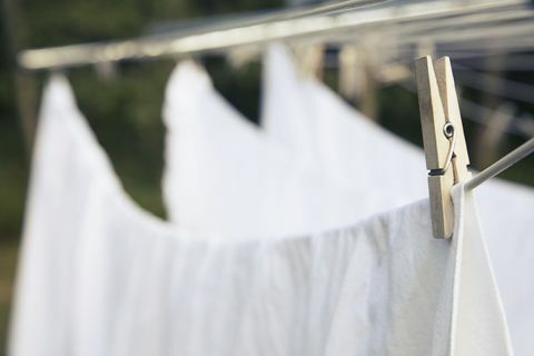 povlečení sušící se na šňůrách na prádlo
