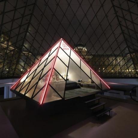 Airbnb -nat på Louvre -museet Paris Mona Lisa