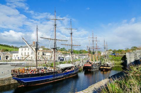 Visoke ladje v zgodovinskem pristanišču Charlestown, Cornwall,