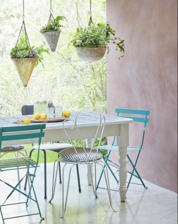 テーブル、緑、家具、部屋、インテリアデザイン、植木鉢、壁、床、椅子、デザイン、 