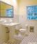 Et badeværelse gemt af en klassisk farvekombination