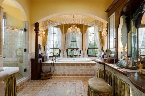 középkori stílusú fürdőszoba