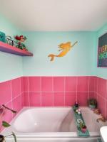 Fotogrāfijas: Drab vannas istaba iedvesmo "mazo nāriņu"