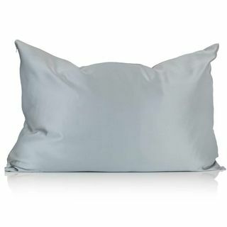 灰色の絹の枕カバー