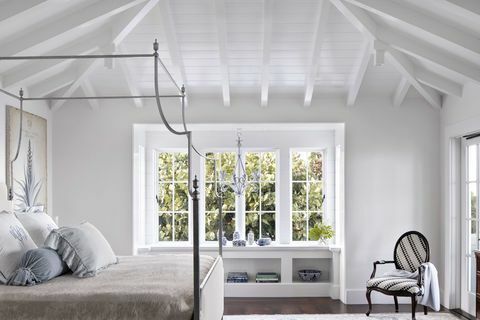 침실, 흰색 나무 기둥, 구리 침대 프레임, 창 선반 및 좌석