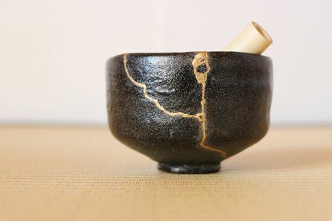 Reparasjon av te -kopp og te -redskaper i crack keramikk