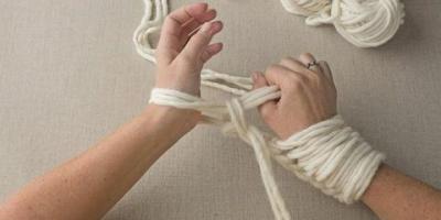 Ručno pletenje: Napravite ovo bacanje od umjetne ovčje kože!