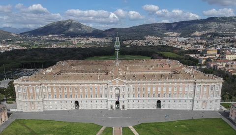 Luftaufnahme des Königspalastes von Caserta. Gebaut von der...