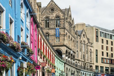 farbige Häuser in West Bow in Edinburgh
