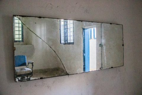 sudaužytas veidrodis ant sienos