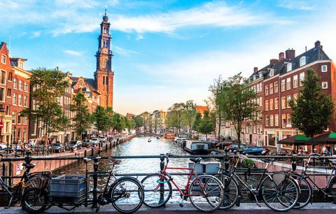 Amsterdam'da kanal manzarası