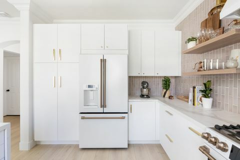 hvide køkkenskabe og køleskab og fryser