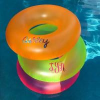I galleggianti da piscina personalizzati con monogramma sono la nuova tendenza per l'estate 2019