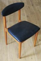 Puinen ruokapöydän tuoli on päivitetty vintage -boucle -tweed -kangasistuimella