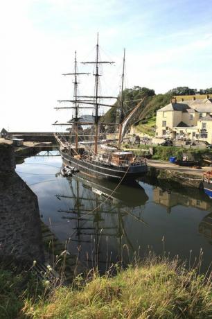 Magas hajók Charlestown Cornwall történelmi kikötőjében