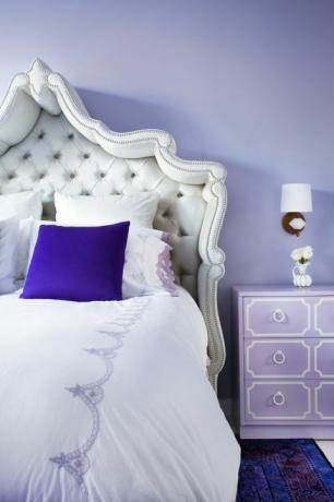 כחול, חדר, מיטה, עיצוב פנים, קיר, טקסטיל, מצעים, חדר שינה, שידה, סגול, 