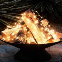 Accrocher des lumières de Noël dans votre cheminée est le hack de vie dont vous ne saviez pas avoir besoin