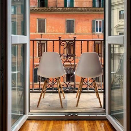 otvorený balkón so stoličkami