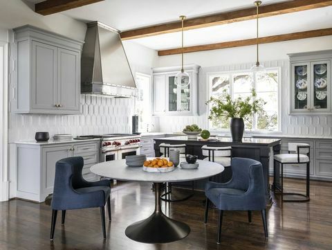 brokastu kakts, virtuve, balti skapji, zili krēsli