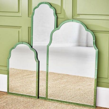 Зеленое зеркало Aurora на стеклянной стене