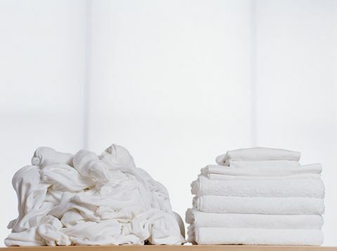 Hromady čistého a špinavého prádla