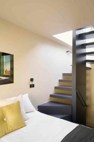 Mews casa renovada de tres pisos y un dormitorio en Holland Park, al oeste de Londres