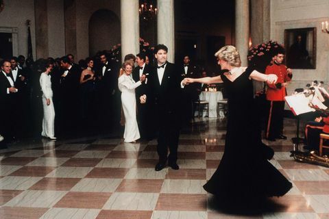 washington, dc november 09 diana, prinzessin von wales, trägt einen nachtblauen samt, schulterfreies abendkleid von victor edelstein, wird von uns beobachtet Präsident Ronald Reagan und First Lady Nancy Reagan, als sie am 9. November 1985 in Washington mit John Travolta im Weißen Haus tanzt, DC Foto von Anwar Hussein Drahtbild