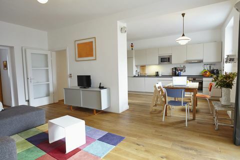 Interiér obývacího pokoje s otevřenou kuchyní