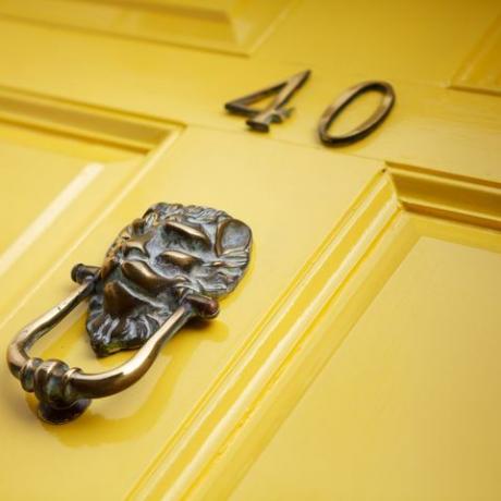 الباب الأمامي طلاء الباب الأصفر مع مطرقة