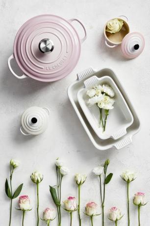 „Le Creuset“ apvalios rožinės virtuvės reikmenų kolekcija