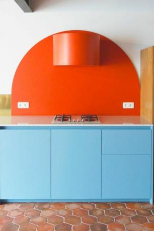 ห้องครัวทันสมัยสีน้ำเงินและสีส้ม