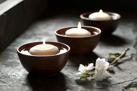 Schwimmende Kerzen in einer Zen-Umgebung