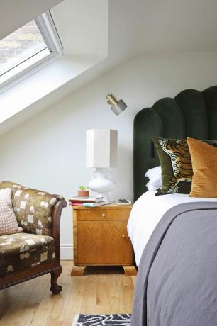 јужни лондонски викторијански дом реновирање главне спаваће собе узглавље беле лампе јастуци у поткровљу спаваћа соба
