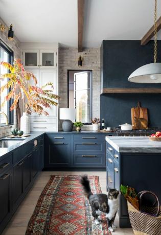 dapur biru tua oleh studio dearborn